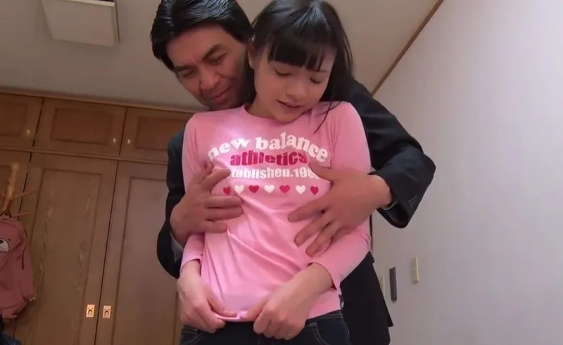 Bố dượng dụ dỗ đứa con mèo nhỏ riêng ngây thơ của vợ